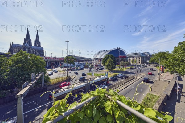 Large tent Musical Dome, double tower, cathedral, general architecture, lantern, main station, roads, footpath, lanes, central island, pedestrian crossing, vehicles, lawn, trees, elevated perspective, side light, blue sky, cirrus clouds, federal road B51, Konrad-Adenauer-Ufer intersection with Trankgasse, Cologne, district-free city, North Rhine-Westphalia, Germany