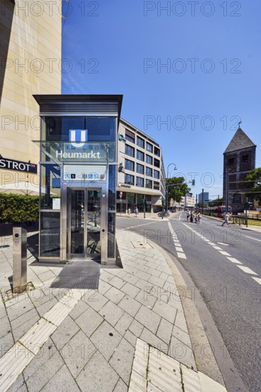 Heumarkt subway stop, church tower of Klein St. Martin, general development, commercial building, modern architecture, sidewalk, pedestrian crossing, cycle path, street, traffic lights, trees, blue sky, cloudless, intersection Kleine Sandkaul, Augustinerstraße and Pipinstraße, Cologne, district-free city, North Rhine-Westphalia, Germany