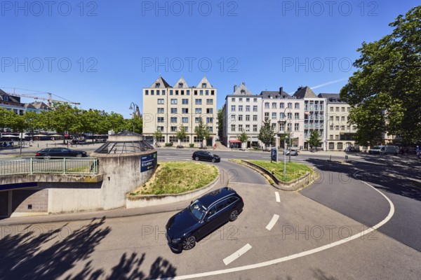 Heumarkt underground car park, row of houses, residential and commercial buildings, general architecture, access to the underground car park, roads, cars, trees, blue sky, cloudless, Markmannsgasse, Heumarkt, Cologne, district-free city, North Rhine-Westphalia, Germany
