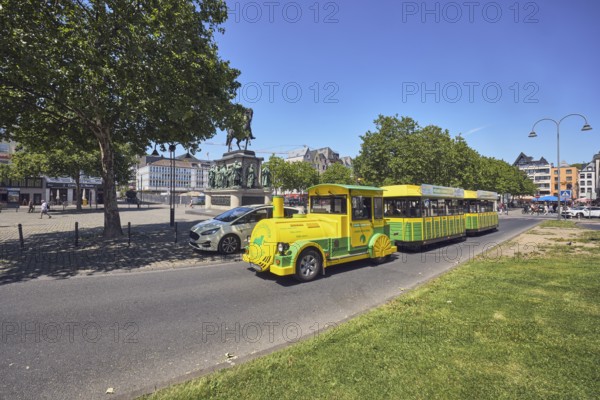 Touristenbahn Kölner E-Bimmelbahn, traffic island, lawn, trees, general architecture, houses, lantern, alleyway, blue sky, cloudless, Markmannsgasse, Heumarkt, Cologne, district-free city, North Rhine-Westphalia, Germany
