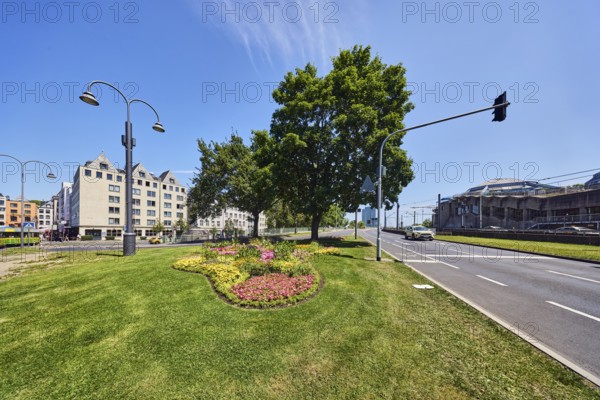 Road, traffic island, flower bed, lawn, trees, lantern, general architecture, building, bike path, car, traffic lights, blue sky, cirrus clouds, Markmannsgasse junction with Deutzer Brücke, Cologne, district-free city, North Rhine-Westphalia, Germany