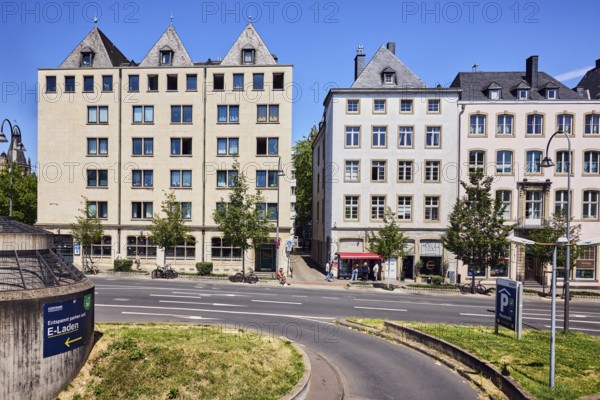Heumarkt underground car park, row of houses, residential and commercial buildings, general architecture, access to the underground car park, trees, blue sky, cloudless, Markmannsgasse, Cologne, district-free city, North Rhine-Westphalia, Germany