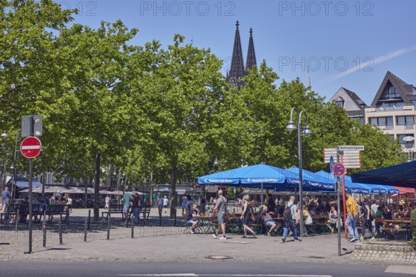 Outdoor area of a restaurant, Augustiner am Heumarkt, general architecture, lantern, church tower, trees, visitors and pedestrians as a secondary motif, blue sky, cirrus clouds, Cirrostratus clouds, confluence Heumarkt in Markmannsgasse, Cologne, district-free city, North Rhine-Westphalia, Germany