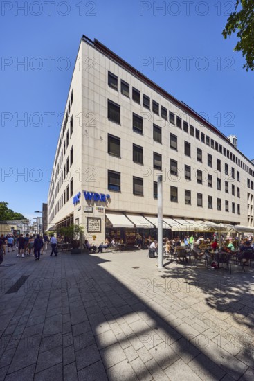 Funkhaus Wallrafplatz, WDR, architect Peter Friedrich Schneider, travertine building material, façade with windows, modern architecture, general development, pedestrian zone, outdoor area of a restaurant, pedestrians and visitors as secondary motifs, blue sky, cloudless, intersection of Wallrafplatz square with street An der Rechtschule, Cologne, district-free city, North Rhine-Westphalia, Germany