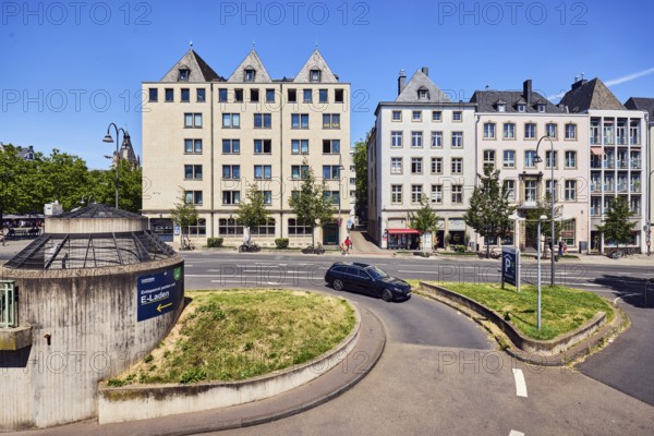 Heumarkt underground car park, row of houses, residential and commercial buildings, general architecture, access to the underground car park, roads, car, trees, blue sky, cloudless, Markmannsgasse, Heumarkt, Cologne, district-free city, North Rhine-Westphalia, Germany