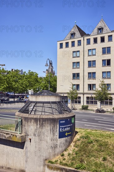 Heumarkt underground car park, row of houses, residential and commercial buildings, general architecture, access to the underground car park, trees, blue sky, cloudless, Markmannsgasse, Heumarkt, Cologne, district-free city, North Rhine-Westphalia, Germany