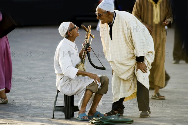 Men talking, Place Djemma el-Fna, Gauklerplatz, UNESCO World Heritage Site, Marrakech, Morocco