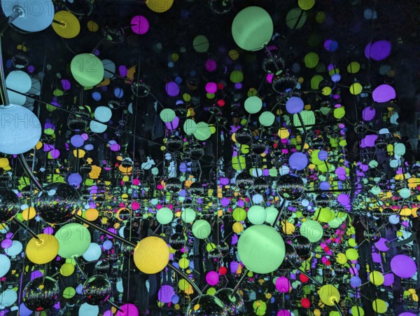 Immersive art installation Infinity Room, colorful polka dots, dots, spheres, Japanese artist Yayoi Kusama, vivid lighting effects, reflections, infinite space, infinity, illusion, pop art, exhibition Love you for infinity, Sprengel Museum, Hanover, Germany