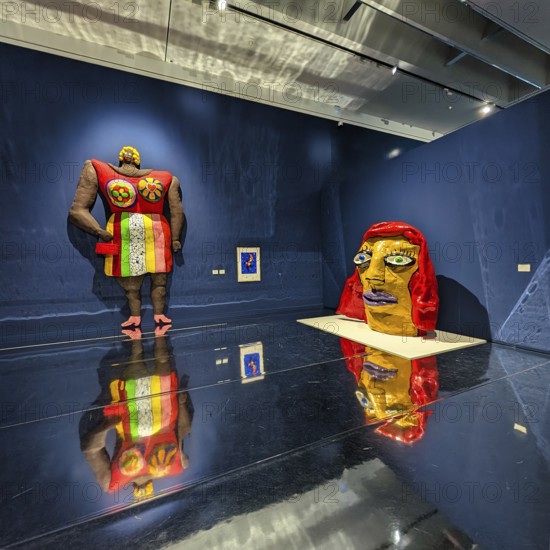 Monumental female figure Dolores, colorful sculpture, Nana, woman, and large-format sculpture of a head, The Witness, artist Niki de Saint Phalle, feminist art, exhibition Love you for infinity at the Sprengel Museum, Hanover, Germany