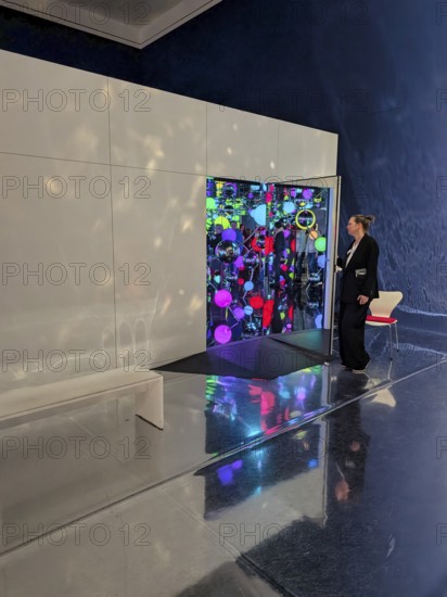 Immersive art installation Infinity Room, colorful polka dots, dots, spheres, Japanese artist Yayoi Kusama, pop art, exhibition Love you for infinity, Sprengel Museum, Hanover, Germany