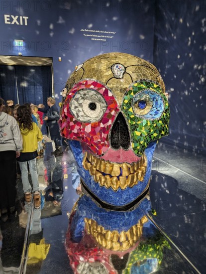Monumental, walk-in sculpture, skull, meditation room, mosaic, symbol of transience, pop art, artist Niki de Saint Phalle, exhibition Love you for infinity, student at the Sprengel Museum, Hanover, Germany