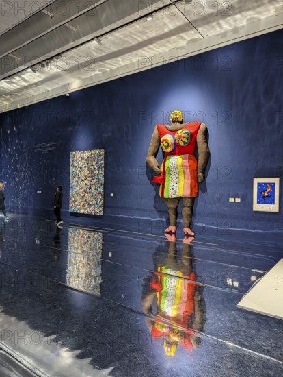Monumental female figure Dolores, colorful sculpture, Nana, woman, artist Niki de Saint Phalle, feminist art, exhibition Love you for Infinity at the Sprengel Museum, Hanover, Germany