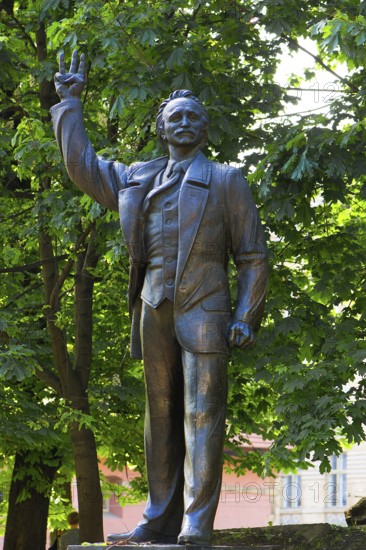 Monument to the freedom fighter of Ukraine Vyacheslav Chornovil, three fingers showing a trident, coat of arms of Ukraine, Lviv, Galicia, Ukraine