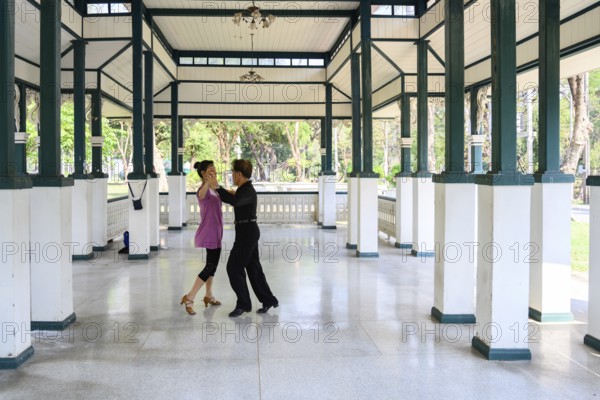 Bangkok, Thailand. March 4th 2025. Sunday morning activities including dance lessons in Lumphini Park, Bangkok