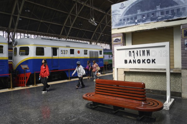 Bangkok, Thailand. February 16th 2025. Local train passengers disembarking a train at the Hua Lamphong Railway Station, Bangkok, Thailand
