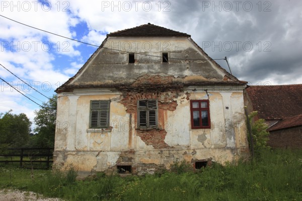 Romania, dilapidated house in the village of Mesendorf, Moischendref or Meschendorf, in the district of Brasov, Transylvania