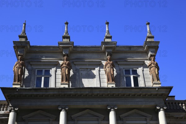 Romania, capital city Bucharest, Bucuresti, figures at a historic building in the city center
