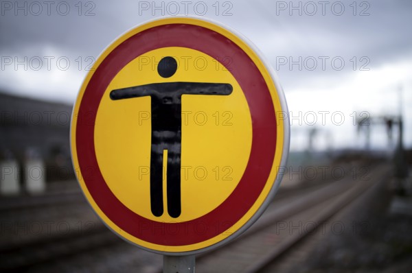 Passage prohibited due to construction site, railway tracks, platform, Deutsche Bahn, Sommerrain, Stuttgart, Baden-Württemberg, Germany