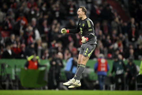 Cheering, goal celebration, goalkeeper Manuel Neuer FC Bayern Munich FCB (01) Football Bundesliga, DFB Cup, Allianz Arena, Munich, Bavaria, Germany