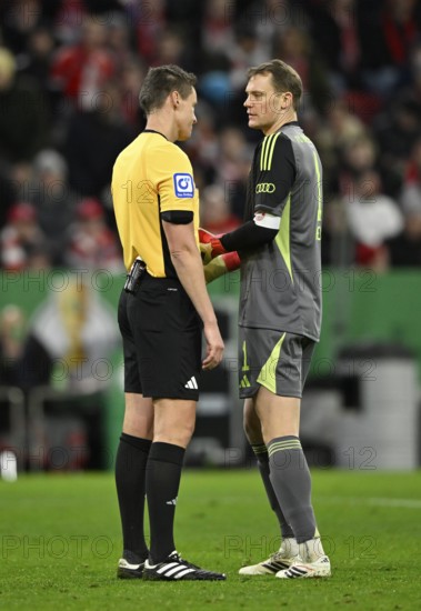 Referee Referee Daniel Siebert Gesture Gesture in conversation Discussion with goalkeeper Manuel Neuer FC Bayern Munich FCB (01) Soccer Bundesliga, DFB-Pokal, Allianz Arena, Munich, Bavaria, Germany