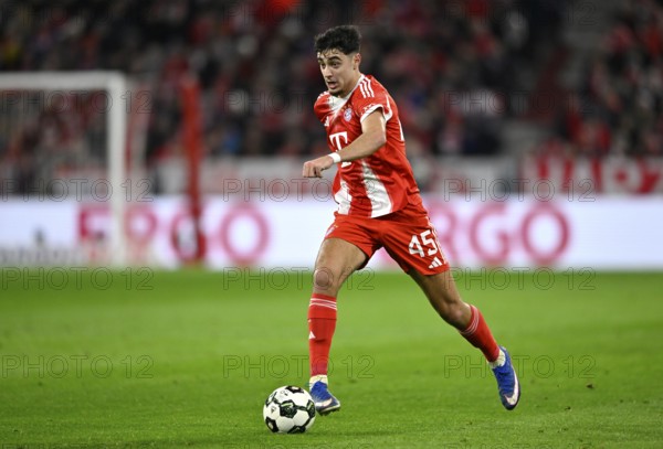 Aleksandar Pavlovic FC Bayern Munich FCB (45) Action on the ball Football Bundesliga, DFB Cup, Allianz Arena, Munich, Bavaria, Germany