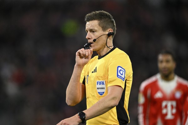 Referee Referee Daniel Siebert gesture gesture whistles Michael Olise FC Bayern Munich FCB (17) Soccer Bundesliga, DFB-Pokal, Allianz Arena, Munich, Bavaria, Germany