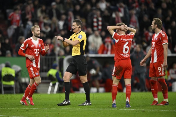 Referee Referee Daniel Siebert Gesture Gesture Konrad Laimer FC Bayern Munich FCB (27) Joshua Kimmich FC Bayern Munich FCB (06) Harry Kane FC Bayern Munich FCB (09) dissatisfied angry Football Bundesliga, DFB-Pokal, Allianz Arena, Munich, Bayern, Germany