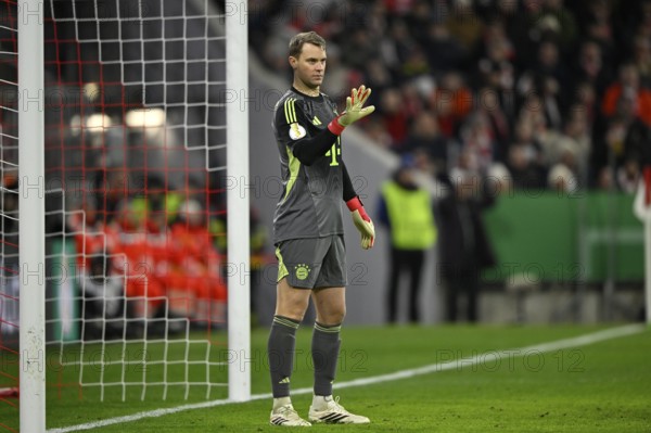 Goalkeeper Manuel Neuer FC Bayern Munich FCB (01) Gesture Gesture directs defence Football Bundesliga, DFB-Pokal, Allianz Arena, Munich, Bayern, Germany