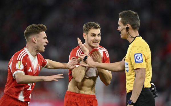 Referee Referee Daniel Siebert Gesture Gesture in conversation Discussion with Josip Stanisic FC Bayern Munich FCB (44) Joshua Kimmich FC Bayern Munich FCB (06) Football Bundesliga, DFB Cup, Allianz Arena, Munich, Bavaria, Germany