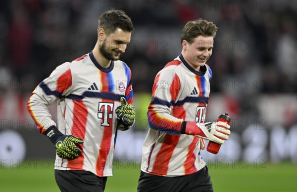 Warm-up training Goalkeeper Sven Ulreich FC Bayern Munich FCB (26) Goalkeeper Jonas Urbig FC Bayern Munich FCB (40) good mood Football Bundesliga, DFB-Pokal, Allianz Arena, Munich, Bavaria, Germany