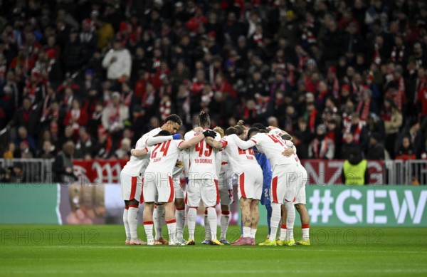 Team building, team circle in front of the start of the game RB Leipzig, soccer Bundesliga, DFB-Pokal, Allianz Arena, Munich, Bayern, Germany
