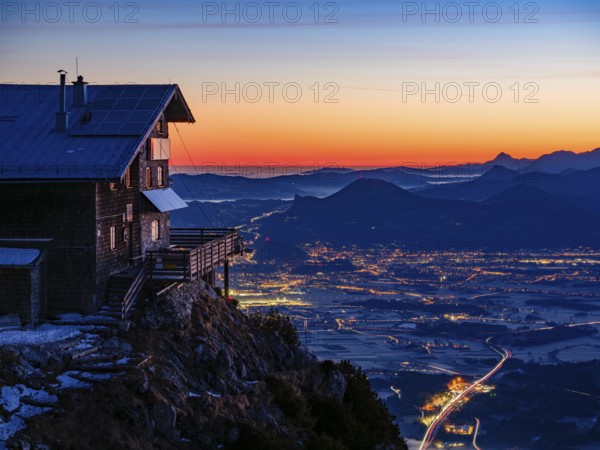 Reichenhaller Haus am Hochstaufen bei Dawn, unten Salzburg, Bad Reichenhall, Berchtesgadener Land, Upper Bavaria, Bavaria, Germany