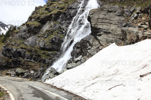 Transfogarasan Highway, Transfagarasan, connects the Arges Valley in Great Wallachia with the Olt Valley in Transylvania, crossing the Fagaras Mountains in the Transylvania Alps, to melt snow in May, Romania
