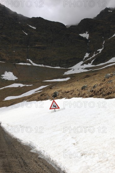 Transfogarasan Highway, Transfagarasan, connects the Arges Valley in Great Wallachia with the Olt Valley in Transylvania, crossing the Fagaras Mountains in the Transylvania Alps, to melt snow in May, Romania