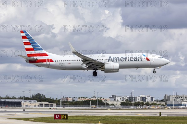 An American Airlines Boeing 737-800 aircraft with the license plate N952AA at Miami airport, USA