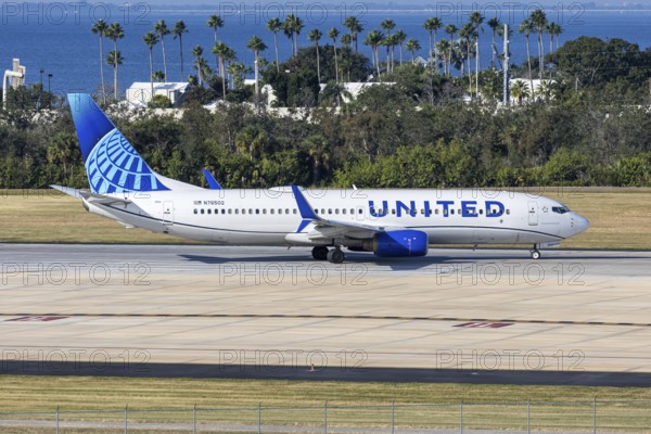 A United Airlines Boeing 737-800 aircraft with license plate N76502 at Tampa airport, USA