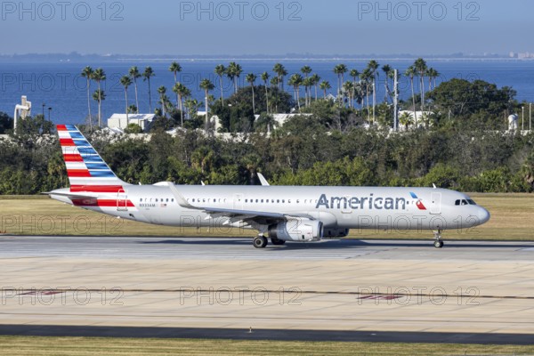 An American Airlines Airbus A321 aircraft with the license plate N933AM at Tampa airport, USA