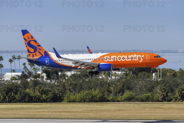 A Sun Country Airlines Boeing 737-800 aircraft with license plate N852SY at Tampa airport, USA