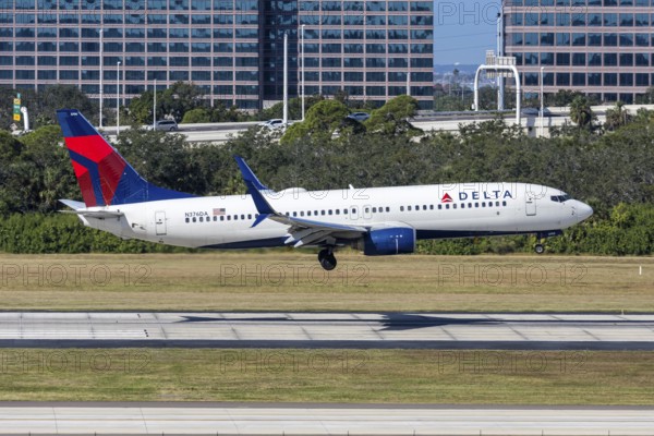 A Delta Air Lines Boeing 737-800 aircraft with the license plate N376DA at Tampa airport, USA