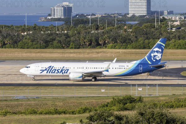 An Alaska Airlines Boeing 737 MAX 9 aircraft with the license plate N709AL at Tampa airport, USA