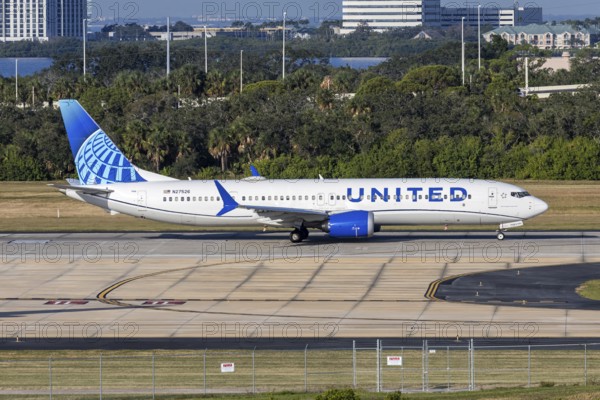 A United Airlines Boeing 737 MAX 9 aircraft with license plate N27526 at Tampa airport, United States