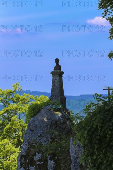 Wilhelm Hauff monument, rocks above the Echaz Valley, monument from 1839, obelisk with bronze bust, viewpoint, historical monument, south of Lichtenstein Castle, on the eaves of the Swabian Jura, winter, snow, view, blue sky, Honau, municipality of Lichtenstein, Baden-Württemberg, Germany