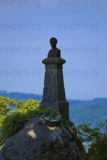 Wilhelm Hauff monument, rocks above the Echaz Valley, monument from 1839, obelisk with bronze bust, viewpoint, historical monument, south of Lichtenstein Castle, on the eaves of the Swabian Jura, winter, snow, view, Honau, municipality of Lichtenstein, Baden-Württemberg, Germany