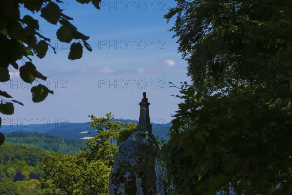 Wilhelm Hauff monument, rocks above the Echaz Valley, monument from 1839, obelisk with bronze bust, viewpoint, historical monument, south of Lichtenstein Castle, on the eaves of the Swabian Jura, winter, snow, view, blue sky, Honau, municipality of Lichtenstein, Baden-Württemberg, Germany