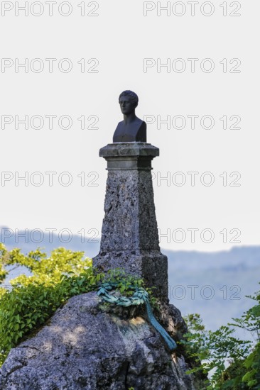 Wilhelm Hauff monument, rocks above the Echaz Valley, monument from 1839, obelisk with bronze bust, viewpoint, historical monument, south of Lichtenstein Castle, on the eaves of the Swabian Jura, winter, snow, view, colorless sky, Honau, municipality of Lichtenstein, Baden-Württemberg, Germany
