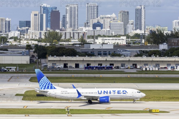 A United Airlines Boeing 737 MAX 8 aircraft with license plate N67350 at Fort Lauderdale airport, United States