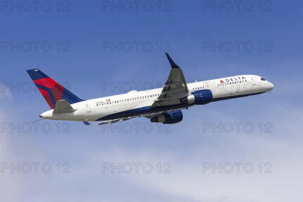 A Delta Air Lines Boeing 757-200 aircraft with license plate N699DL at Fort Lauderdale airport, United States