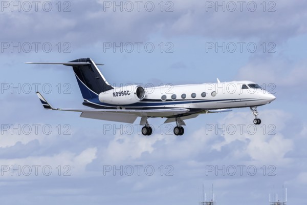 A Gulfstream G450 private jet aircraft with license plate N999GC at Fort Lauderdale airport, USA