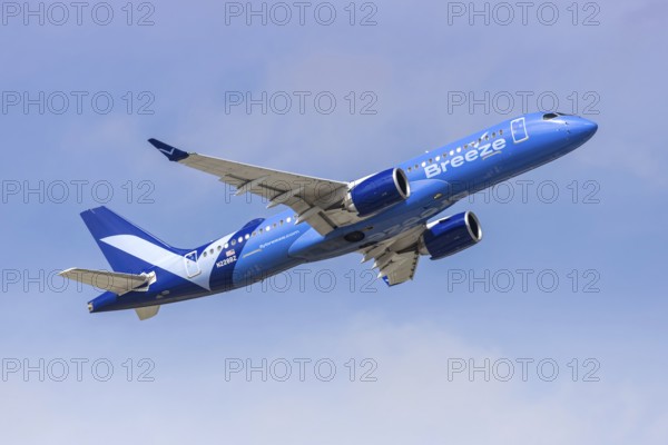 An Airbus A220-300 Breeze Airways aircraft with license plate N228BZ at Fort Lauderdale airport, USA