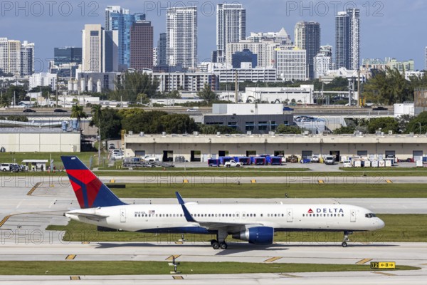A Delta Air Lines Boeing 757-200 aircraft with the license plate N689DL at Fort Lauderdale airport, USA